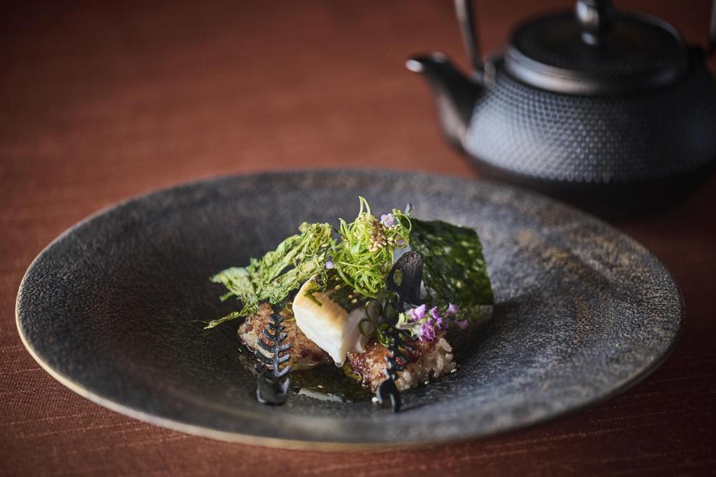 une assiette de nourriture sur une table en bois dans l'établissement THE HIRAMATSU HOTELS & RESORTS ATAMI, à Atami 60 autres photos