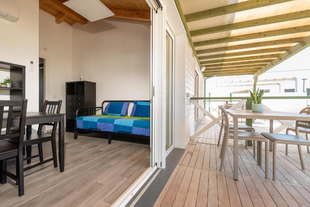 - un balcon avec un lit, une table et des chaises dans l'établissement La Rondine, à Calambrone 48 autres photos