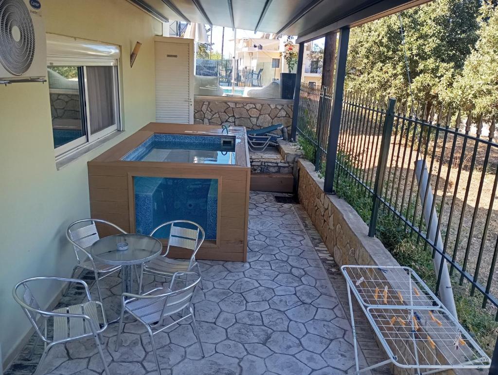 SEMIRAMIS SUITES with pool 4