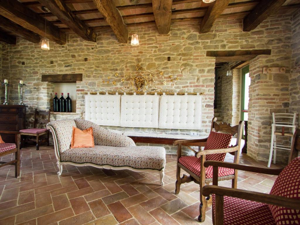 - un salon avec des chaises et un mur en pierre dans l'établissement Villa w Wine Tours Near Beach, à Barchi