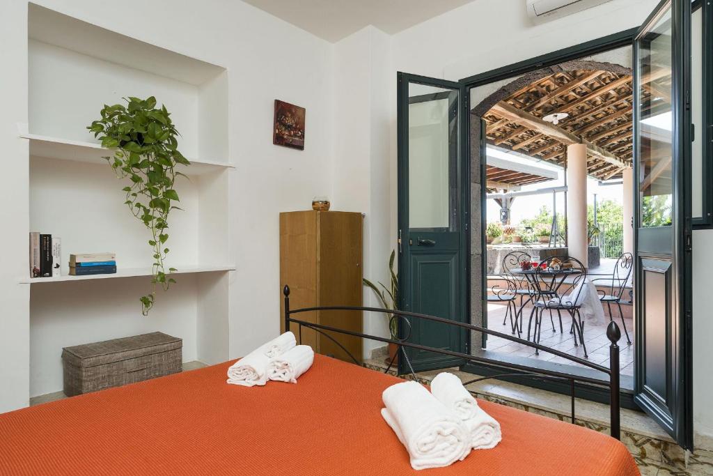 Cette chambre comprend un lit avec des serviettes blanches. dans l'établissement Villa Due Leoni, à Giarre 31 autres photos