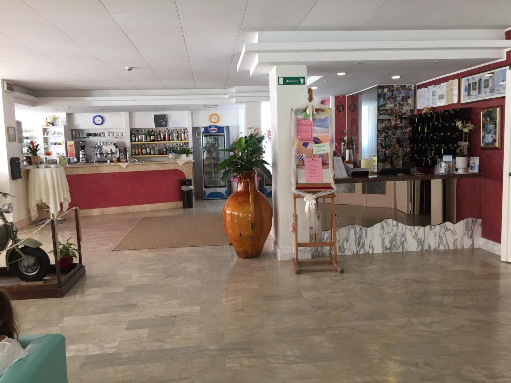 un magasin avec un grand vase au milieu d'une pièce dans l'établissement Hotel De Amicis, à Riccione