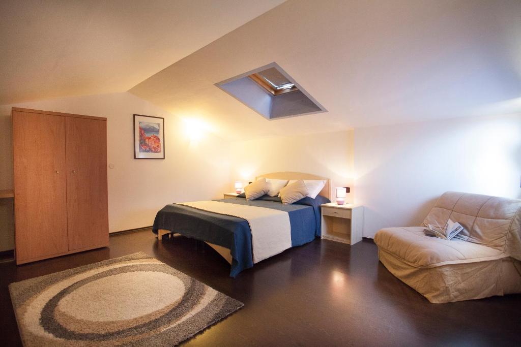 une petite chambre avec un lit et un canapé dans l'établissement Taki Village, à Brenzone 86 autres photos