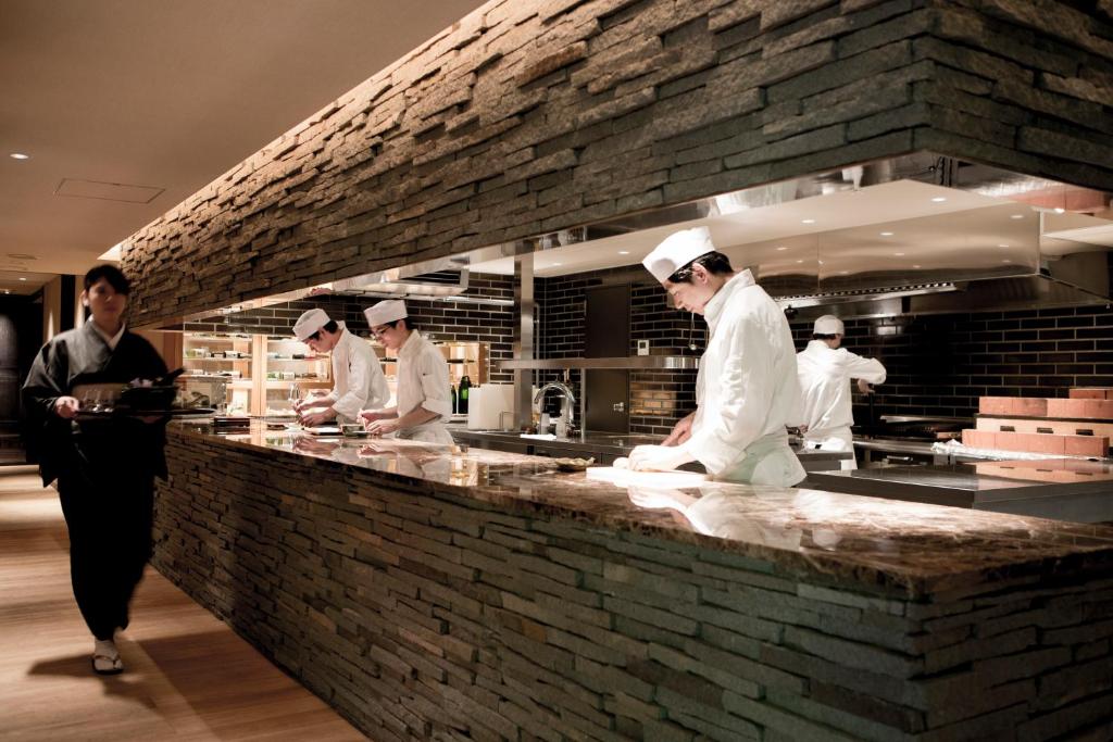 - un groupe de chefs préparant des plats dans une cuisine dans l'établissement Myojinkan, à Matsumoto 37 autres photos