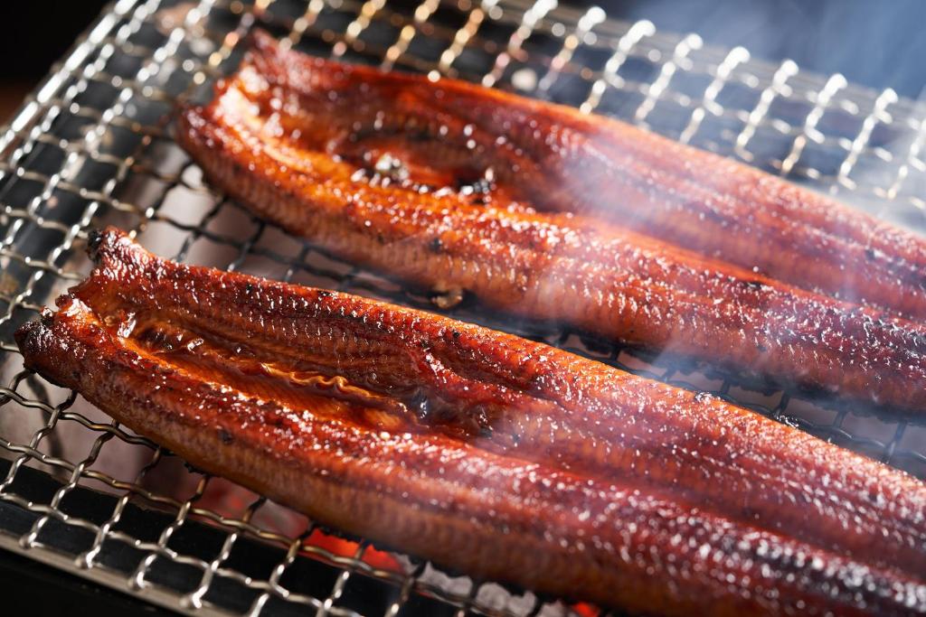 trois saucisses cuisent sur un gril dans l'établissement Ooedo Onsen Monogatari Premium Shirahama Saichoraku, à Shirahama 75 autres photos