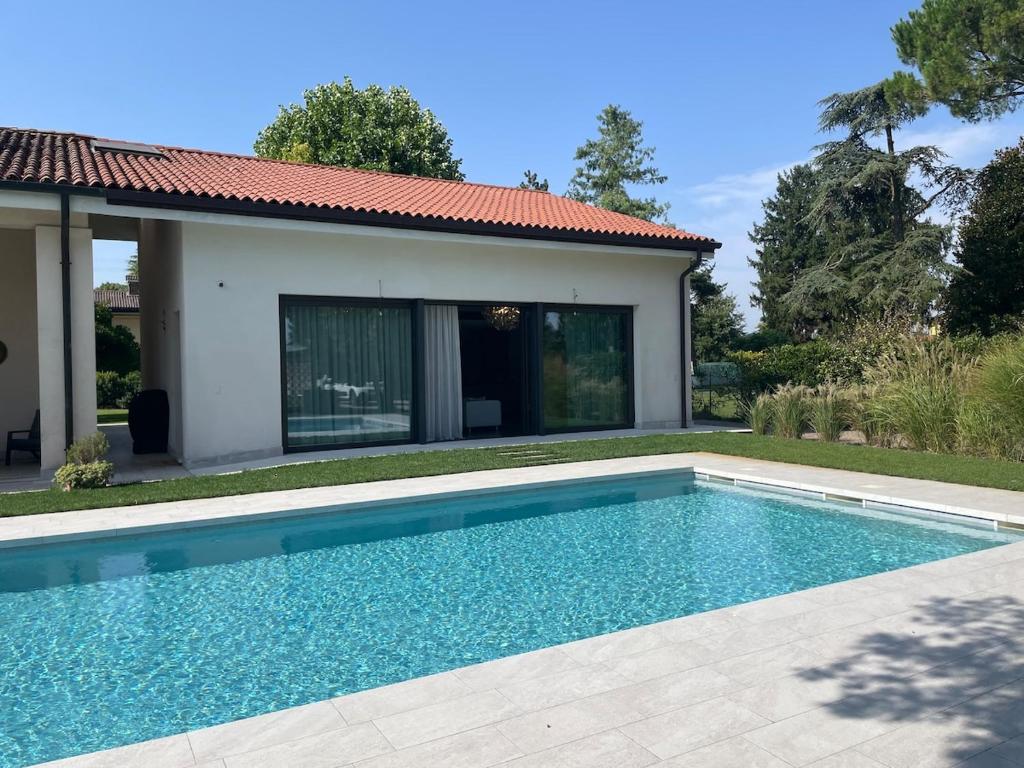 une piscine devant une maison dans l'établissement Luxury Loft Ai 2 lecci Relaxing oasis with pool, à Cadoneghe
