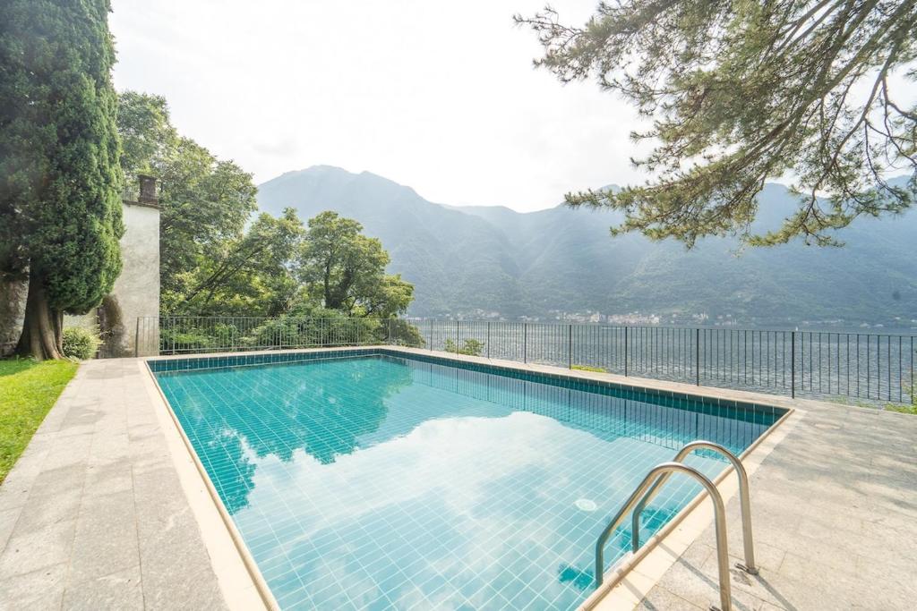 Lakefront apartment with a view, parking and swimming pool