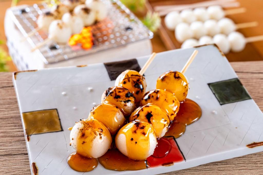 une plaque de nourriture avec des boulettes sur une table dans l'établissement YU-FURI Nasu-Takao Onsen Lodge, à Nasu