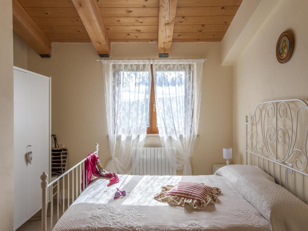 une chambre avec un lit blanc et une fenêtre dans l'établissement Serene Villa, Peaceful Pergola, à Pergola