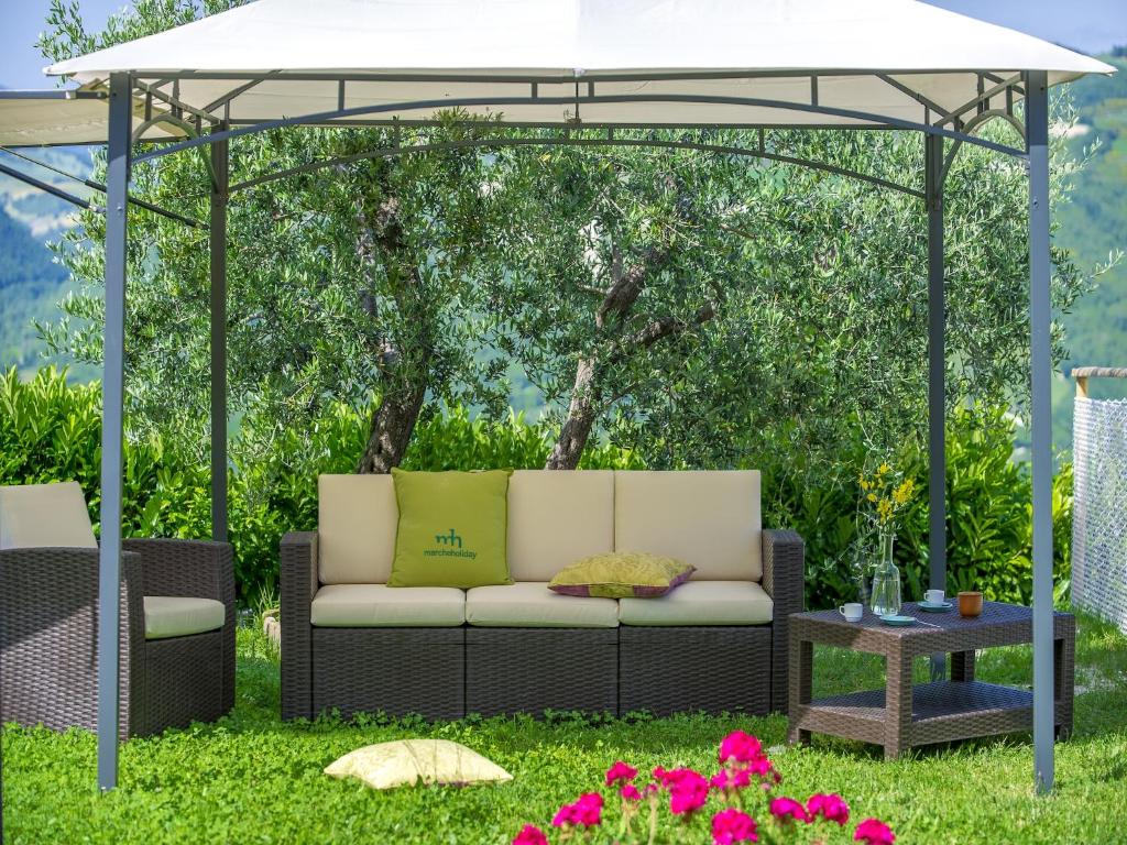 - un canapé sous un kiosque dans la cour dans l'établissement Serene Villa, Peaceful Pergola, à Pergola