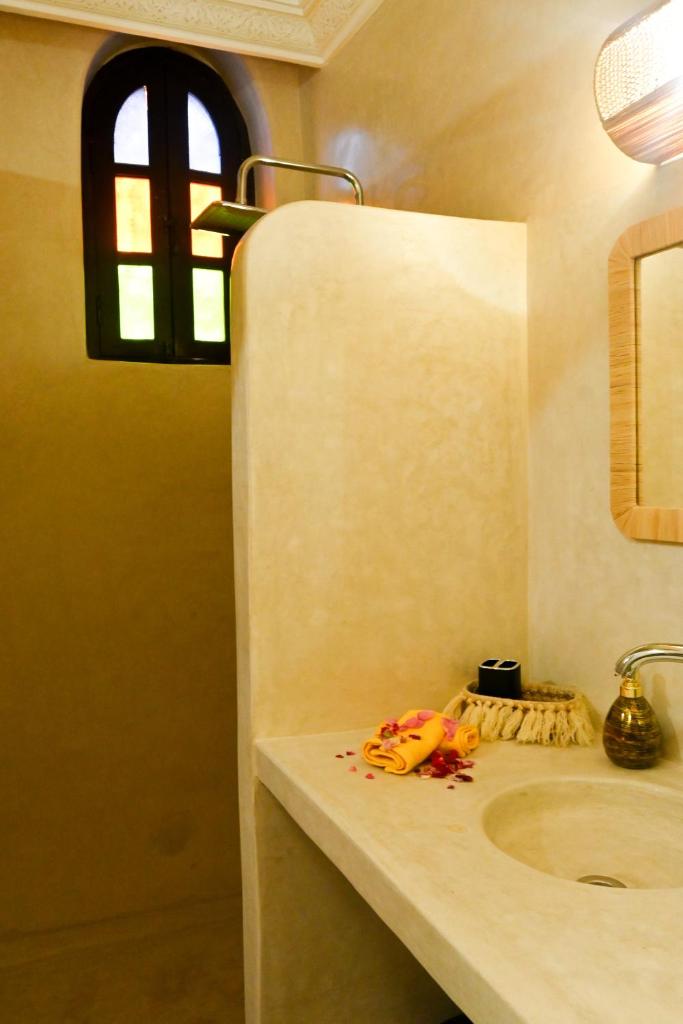 une salle de bain avec un lavabo et un miroir dans l'établissement La Casa Ysabella, à Marrakech