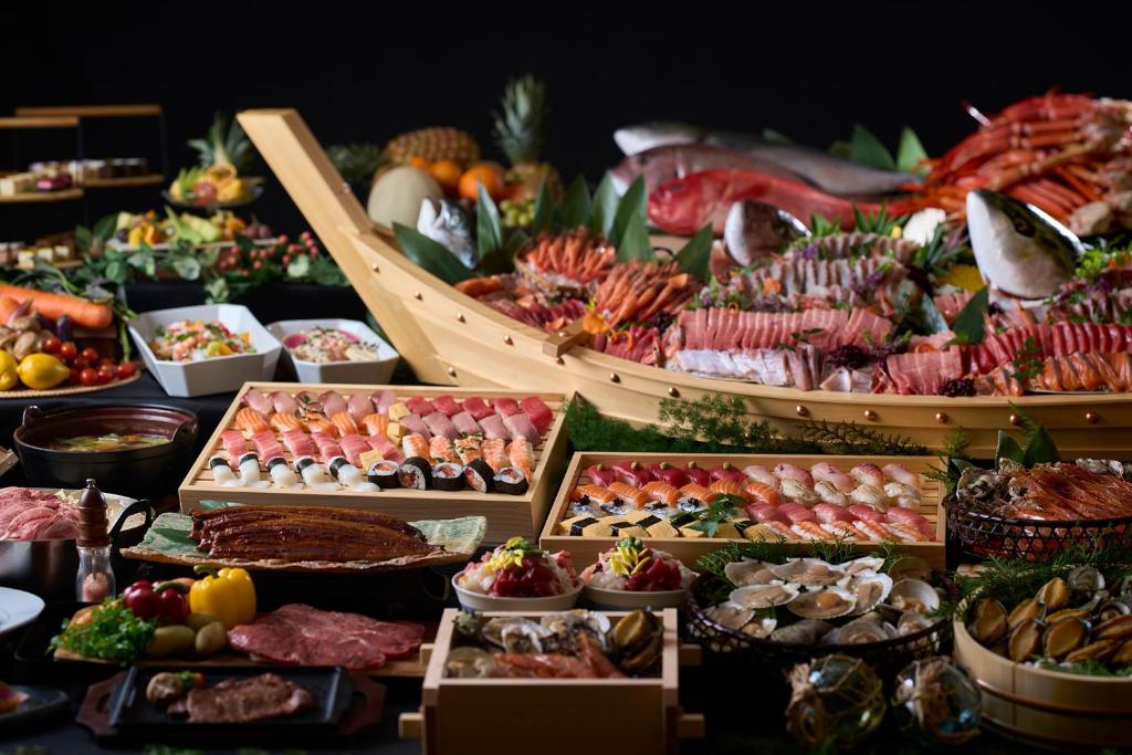 un buffet de différents types de nourriture sur une table dans l'établissement Ooedo Onsen Monogatari Premium Kinugawa Kanko Hotel, à Nikkō