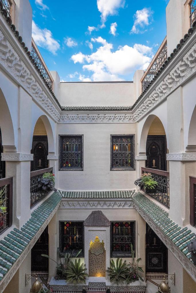 une image d’un bâtiment avec un ciel bleu en arrière-plan dans l'établissement Riad Nesma Suites & Spa, à Marrakech