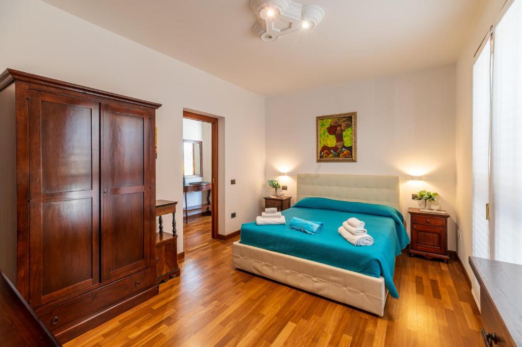 - une chambre avec un lit bleu et du parquet dans l'établissement Aqua Suites Doria, à Syracuse 69 autres photos