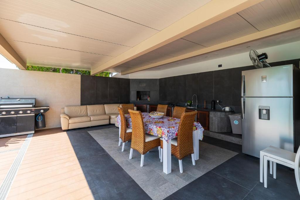 une cuisine et une salle à manger avec une table et un réfrigérateur dans l'établissement Aqua Suites Doria, à Syracuse