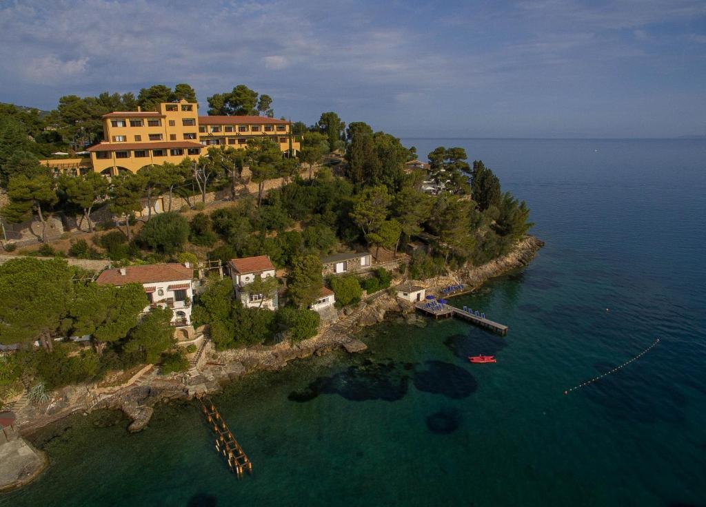 une vue aérienne d'une maison sur une île dans l'eau dans l'établissement Albergo Filippo II, à Porto Santo Stefano