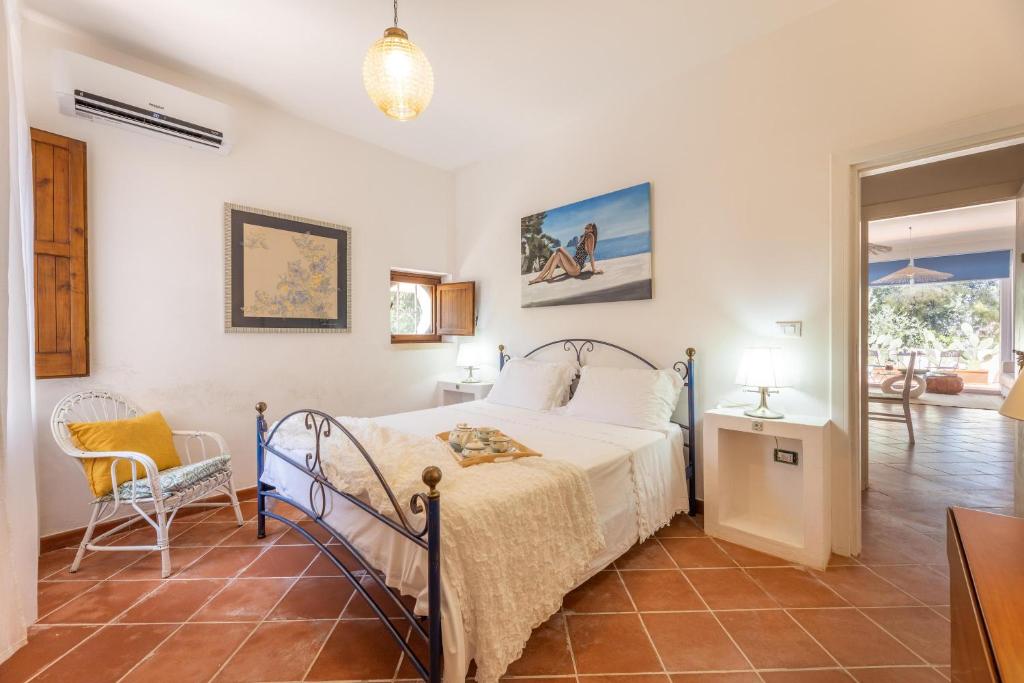 une chambre avec un lit, une table et une chaise dans l'établissement Villa Oasi verde, à Specchiolla