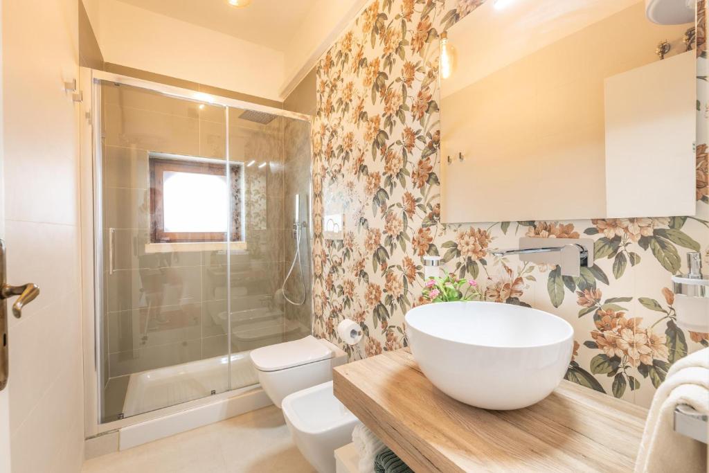 une salle de bain avec un lavabo, des toilettes et une douche dans l'établissement Villa Oasi verde, à Specchiolla