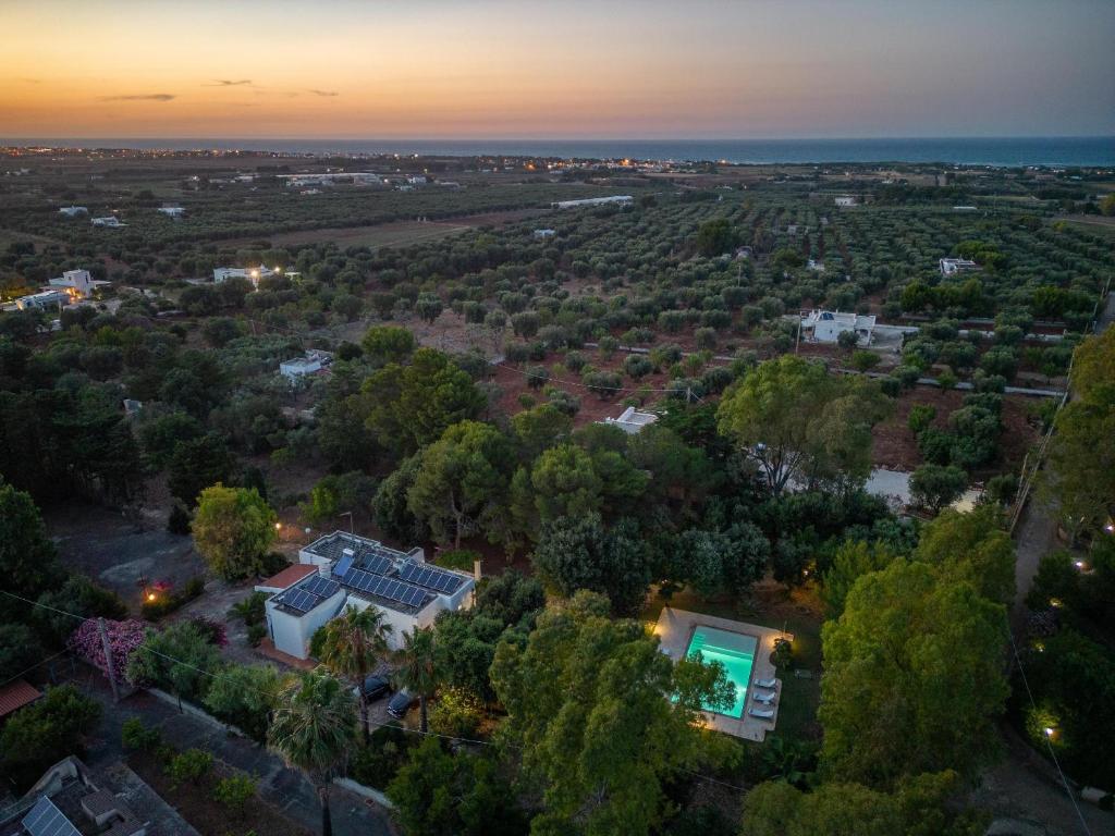 - une vue aérienne sur une maison avec un coucher de soleil dans l'établissement Villa Oasi verde, à Specchiolla