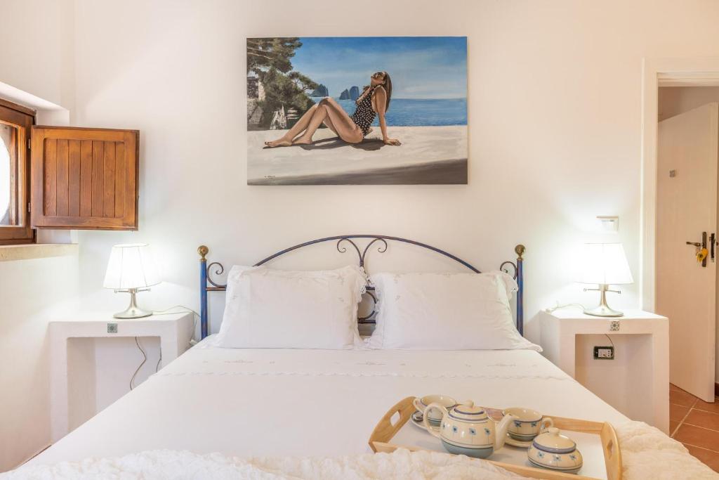 - une chambre avec un lit blanc et un plateau dans l'établissement Villa Oasi verde, à Specchiolla 28 autres photos