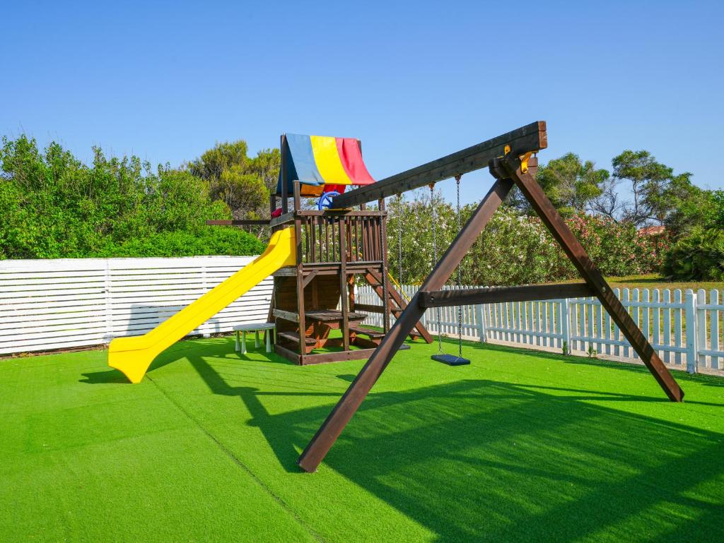 - une aire de jeux avec toboggan sur l'herbe dans l'établissement Le Dune Resort, à Menfi