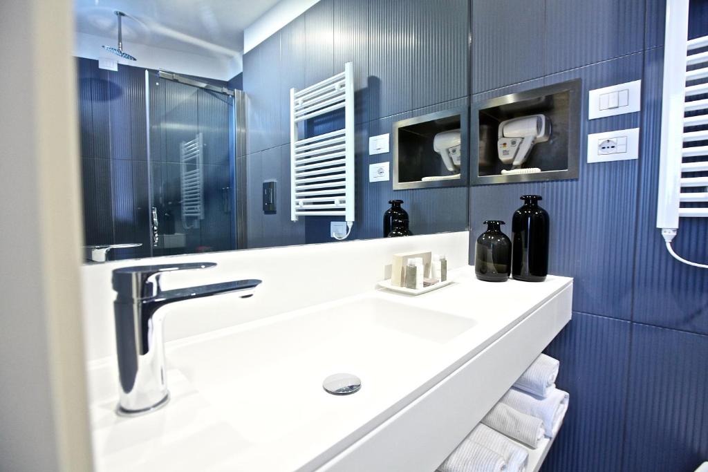 une salle de bain avec un lavabo et un miroir dans l'établissement Hotel Ambassador, à Marotta 45 autres photos