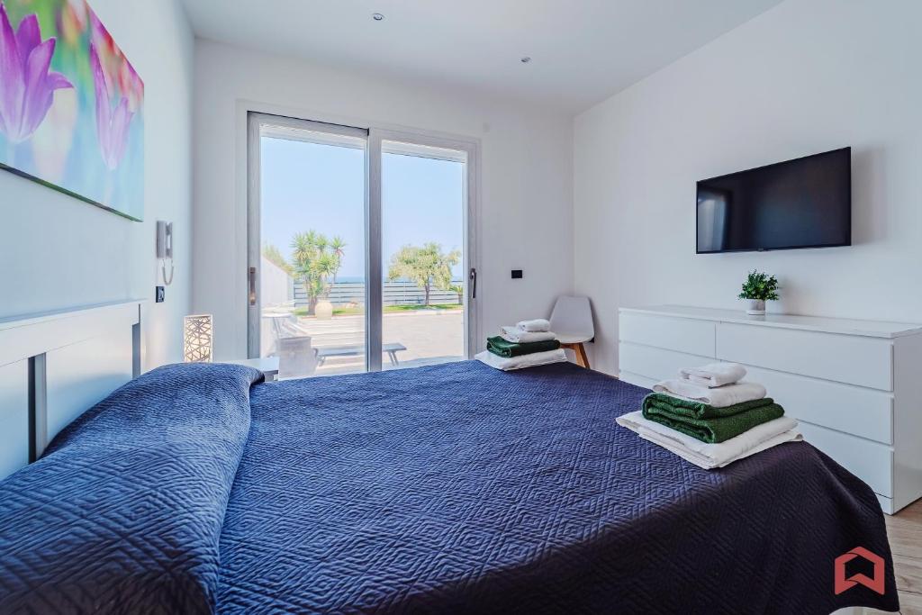 - une chambre avec un lit bleu et une télévision dans l'établissement Villa con Piscina sul Mare a Terrasini, à Terrasini 60 autres photos