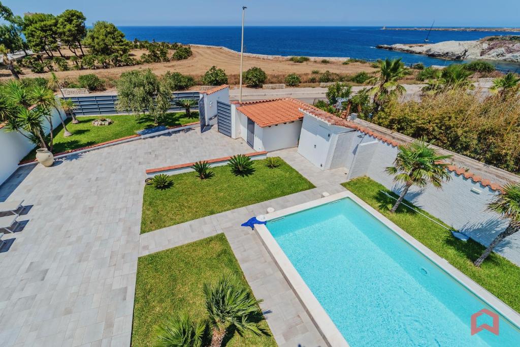 - une vue aérienne sur la piscine et l'océan dans l'établissement Villa con Piscina sul Mare a Terrasini, à Terrasini