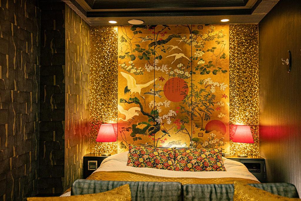 - une chambre avec un lit orné d'un mur fleuri dans l'établissement HOTEL FIVE plus -Adult Only-, à Osaka 10 autres photos