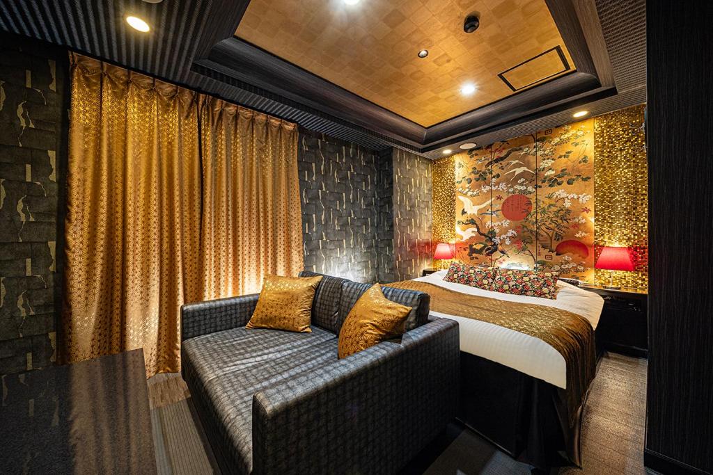 une chambre d'hôtel avec un lit et un canapé dans l'établissement HOTEL FIVE plus -Adult Only-, à Osaka