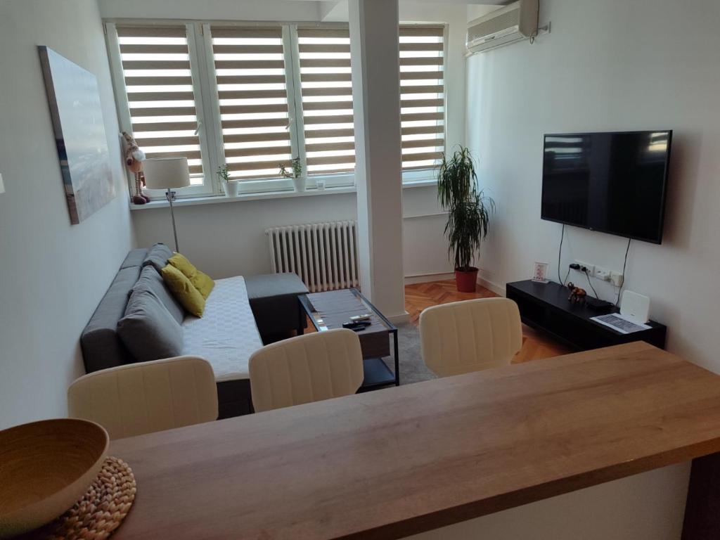 New Belgrade Cozy Base 8
