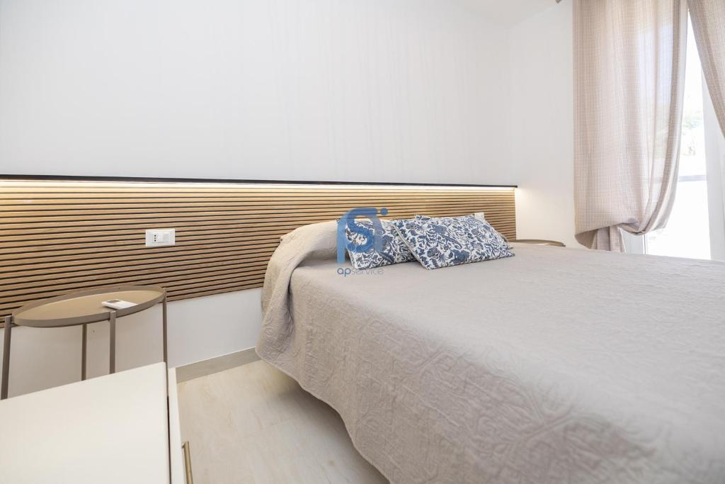 une chambre avec un lit avec un oreiller bleu dessus dans l'établissement Villa Irene Deluxe, à Campofelice di Roccella 33 autres photos