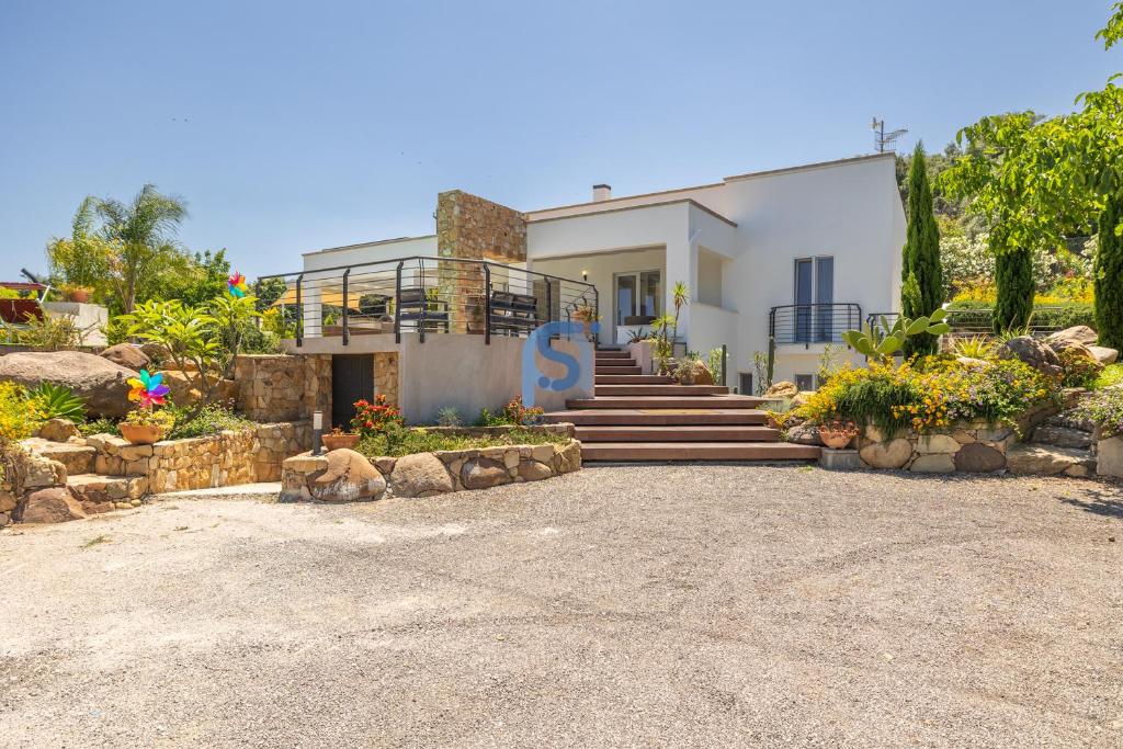 une maison avec un escalier en face de celle-ci dans l'établissement Villa Irene Deluxe, à Campofelice di Roccella