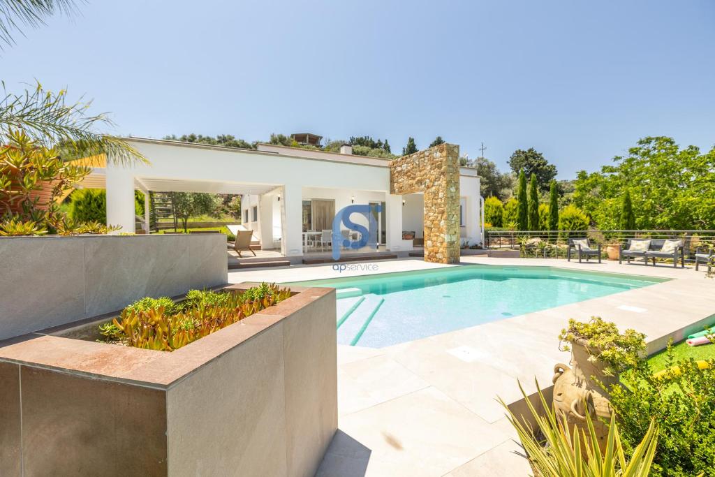 une villa avec piscine dans une cour dans l'établissement Villa Irene Deluxe, à Campofelice di Roccella