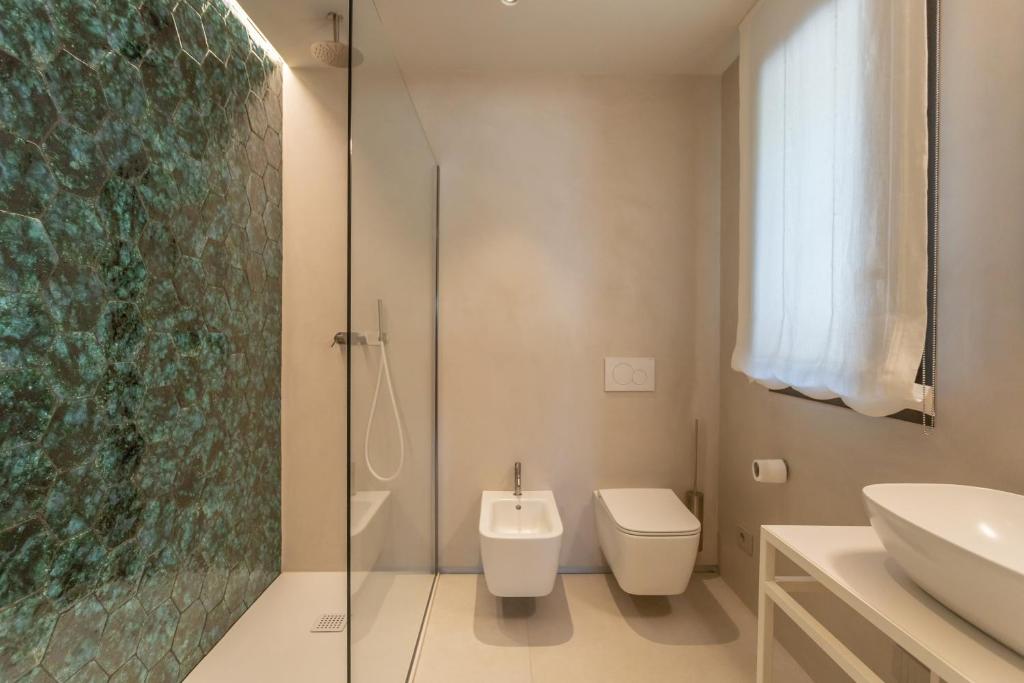 une salle de bain avec une douche, des toilettes et un lavabo dans l'établissement Terrazza Incanti, à Fiorenzuola di Focara