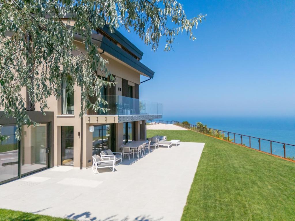 une maison avec vue sur l'océan dans l'établissement Terrazza Incanti, à Fiorenzuola di Focara