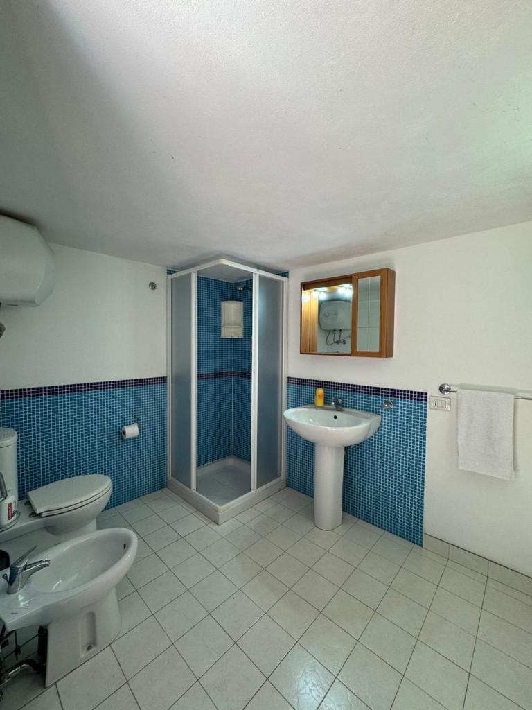 une salle de bain avec deux lavabos et une douche dans l'établissement Villa esclusiva con piscina privata e vista Etna, à Zafferana Etnea 14 autres photos