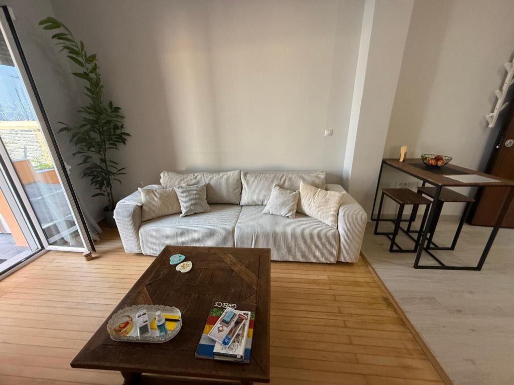 A bright flat with garden, a private urban oasis in Athens 4