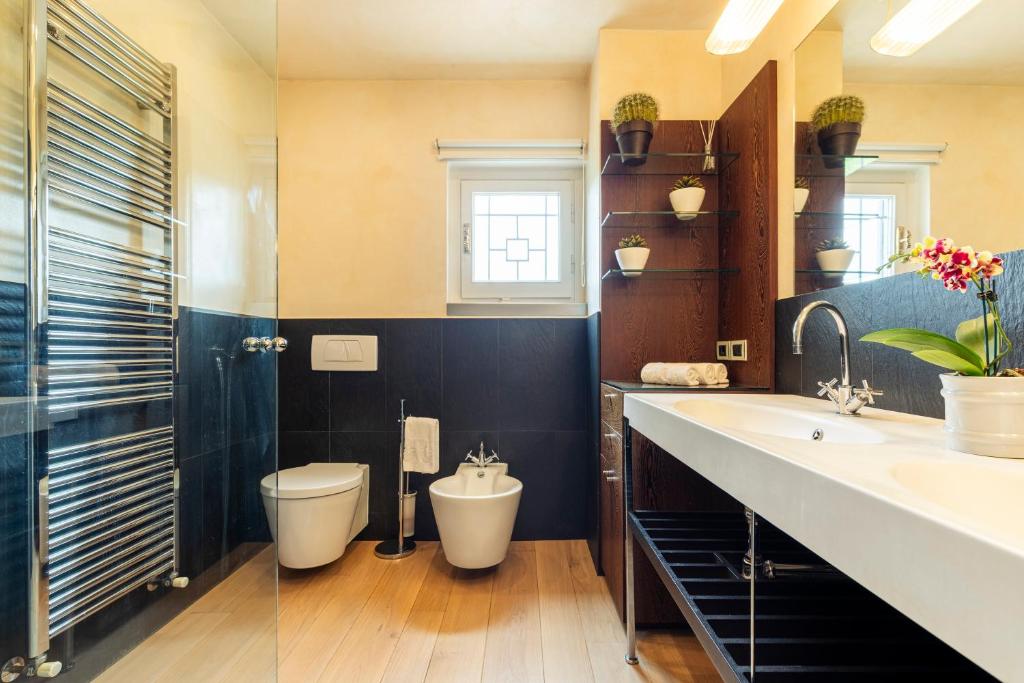 une salle de bain avec toilettes et lavabo dans l'établissement VILLA NINFEO 10&4, Emma Villas, à Arezzo