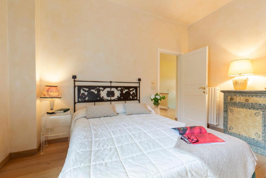 - une chambre avec un grand lit et une paire de chaussures dans l'établissement VILLA NINFEO 10&4, Emma Villas, à Arezzo 40 autres photos