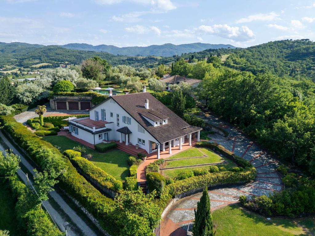 une vue aérienne d'une maison dans l'établissement VILLA NINFEO 10&4, Emma Villas, à Arezzo