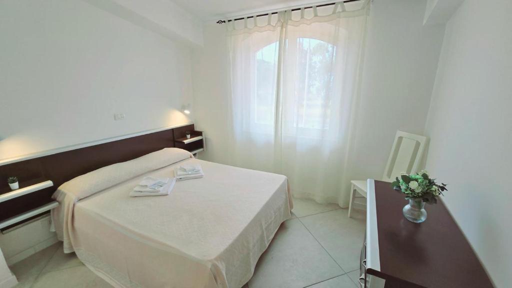 une chambre d'hôtel avec un lit et une fenêtre dans l'établissement Hotel paradiso, à Scalea 13 autres photos