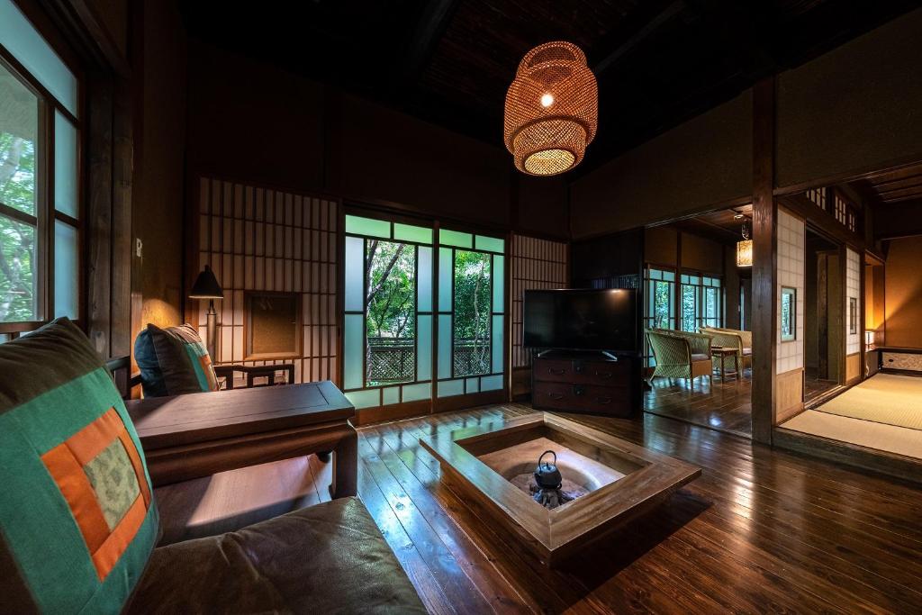 un salon avec un canapé et une table dans l'établissement Nihon-no-Ashitaba, à Yufu 65 autres photos