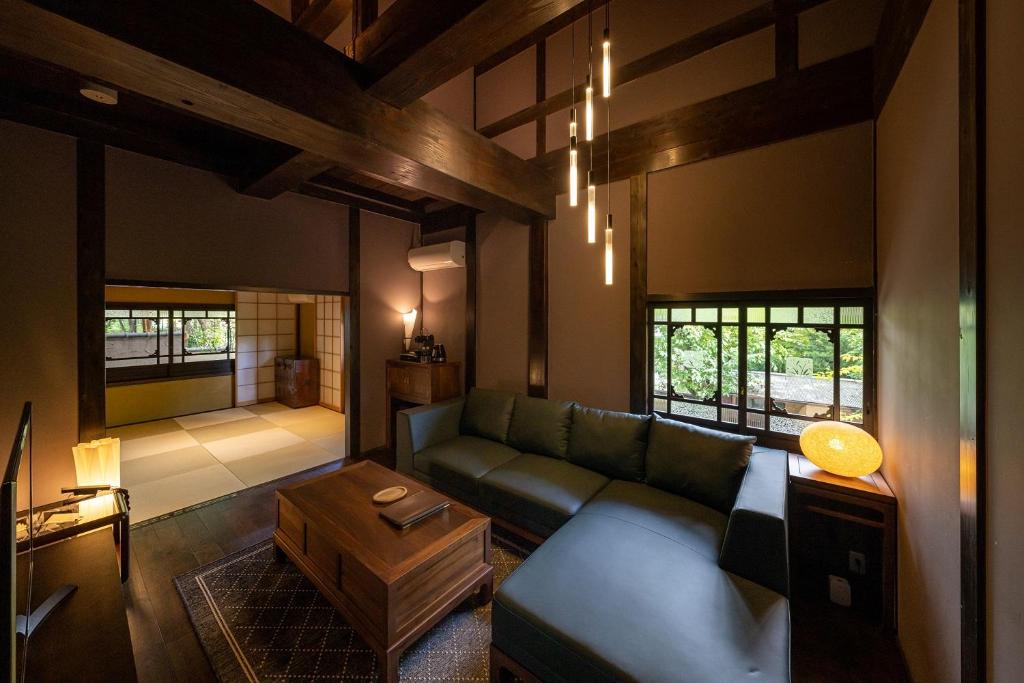 un salon avec un canapé et une table dans l'établissement Nihon-no-Ashitaba, à Yufu