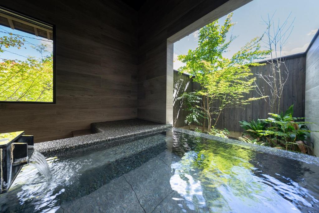 une piscine au milieu d'une maison dans l'établissement Nihon-no-Ashitaba, à Yufu