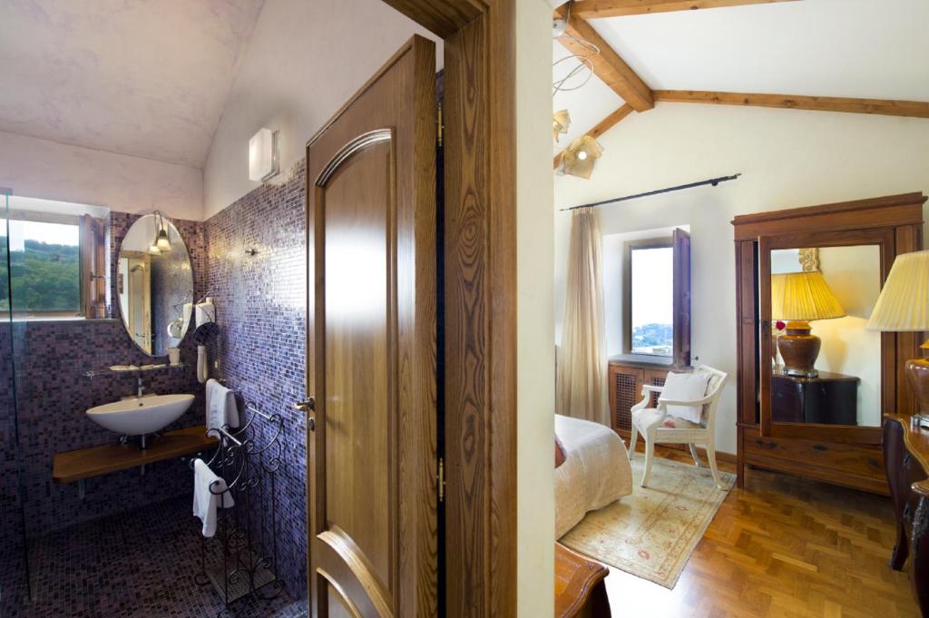 La salle de bains est pourvue d'un lit et d'un lavabo. dans l'établissement Lubra Casa Relax, à Massa Lubrense