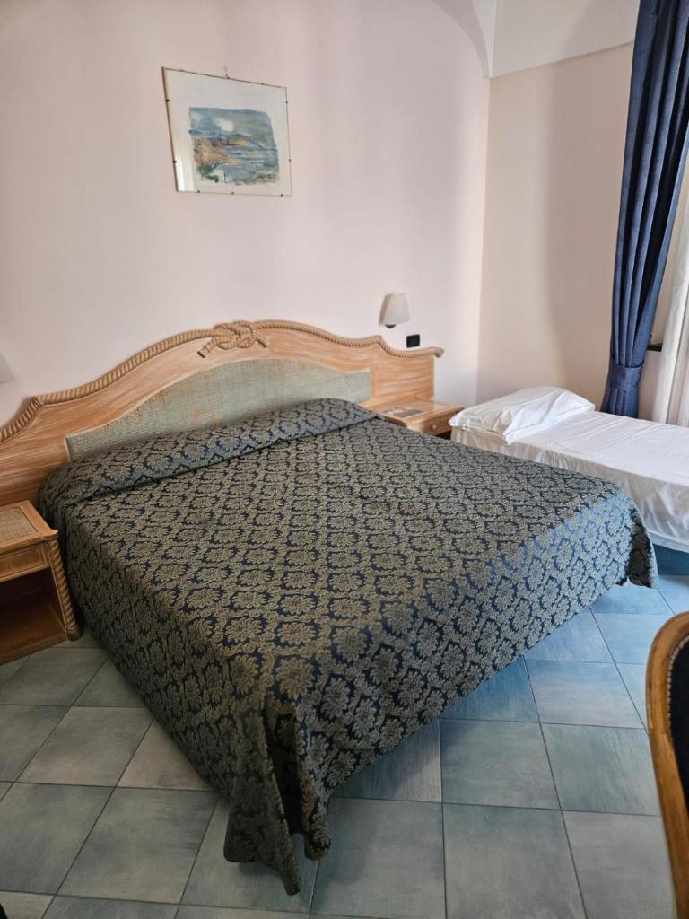 une chambre avec un lit dans une pièce dans l'établissement Hotel Terme Cristallo Palace & Beach, à Ischia