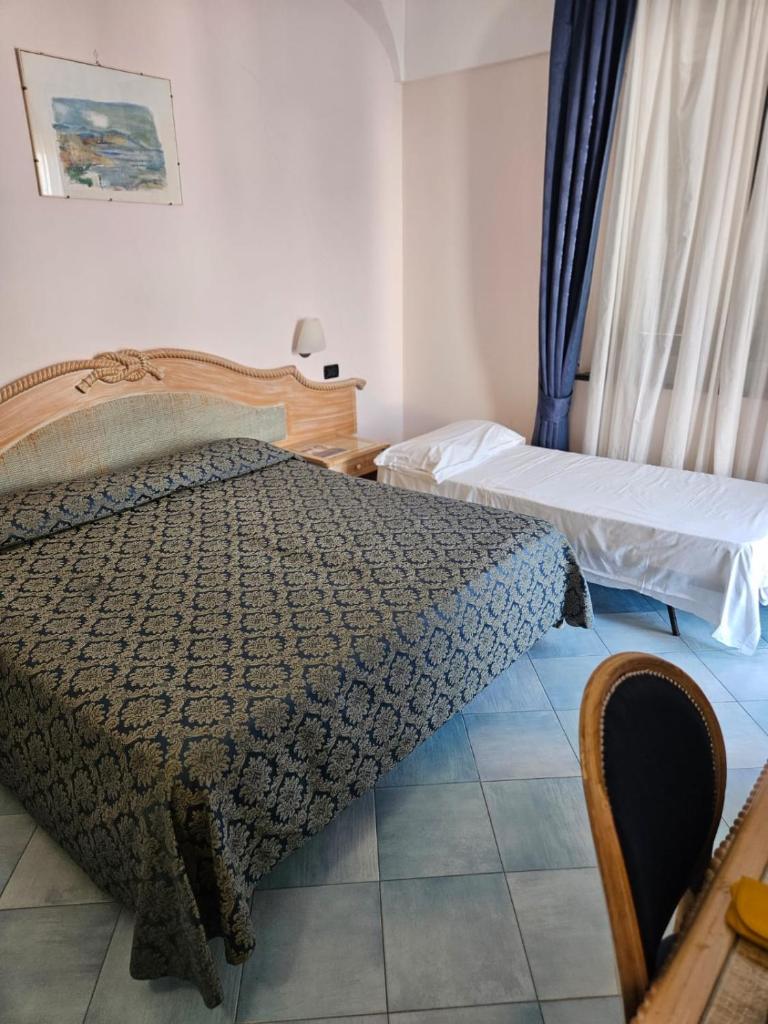 une chambre avec deux lits et une fenêtre avec des rideaux dans l'établissement Hotel Terme Cristallo Palace & Beach, à Ischia 22 autres photos