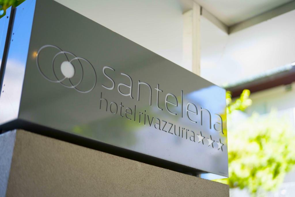 un panneau pour un hôtel devant un immeuble dans l'établissement Hotel Sant'Elena, à Rimini