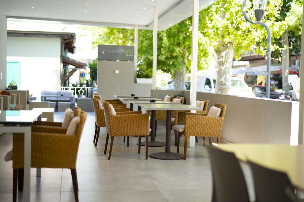 une salle à manger avec des tables et des chaises dans un restaurant dans l'établissement Hotel Sant'Elena, à Rimini